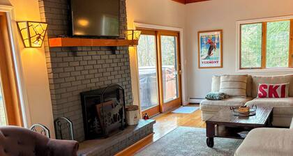 Private 4-Season Ski Chalet minutes to Okemo/town, Hot Tub, on wooded 1+acres