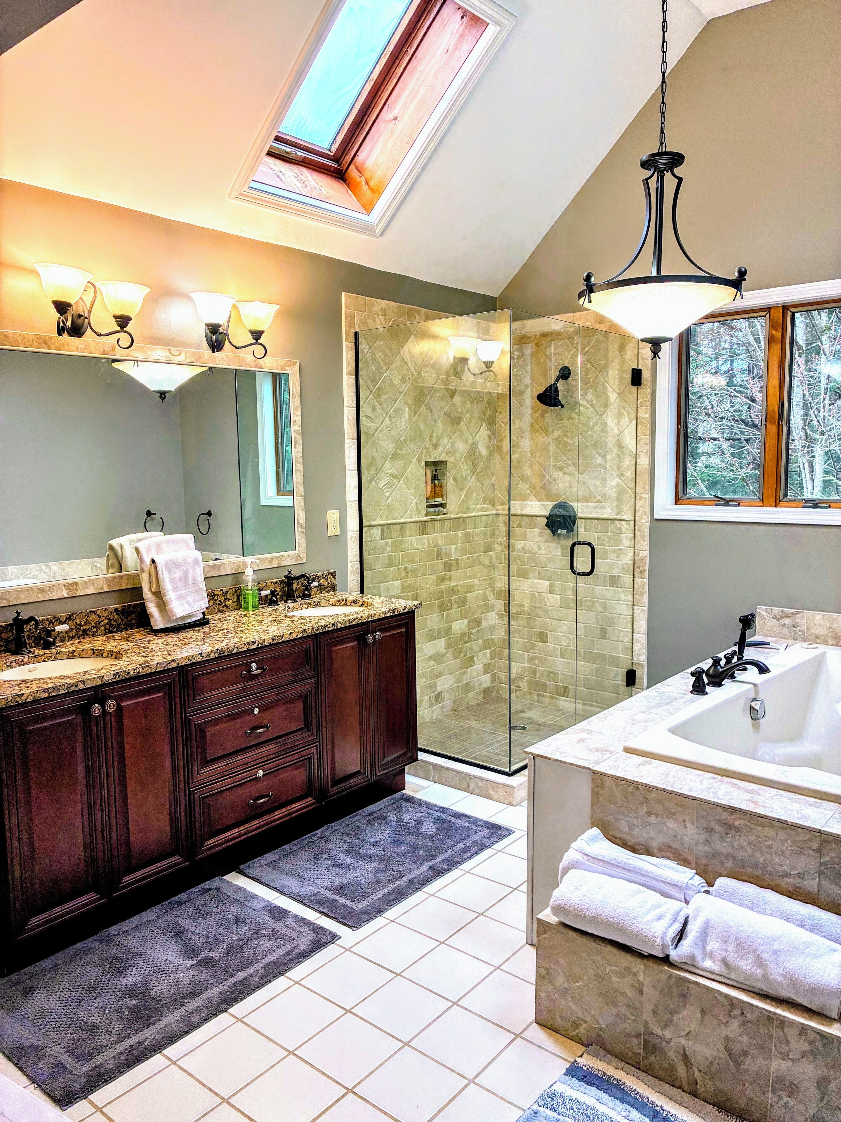 Shower, jetted bath, hair dryer, towels