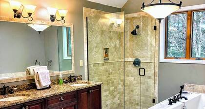 Private 4-Season Ski Chalet minutes to Okemo/town, Hot Tub, on wooded 1+acres