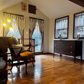 Interior - Cozy Bluff Retreat by Giant City & Makanda Boardwalk. 9 miles to SIU. (Makanda)