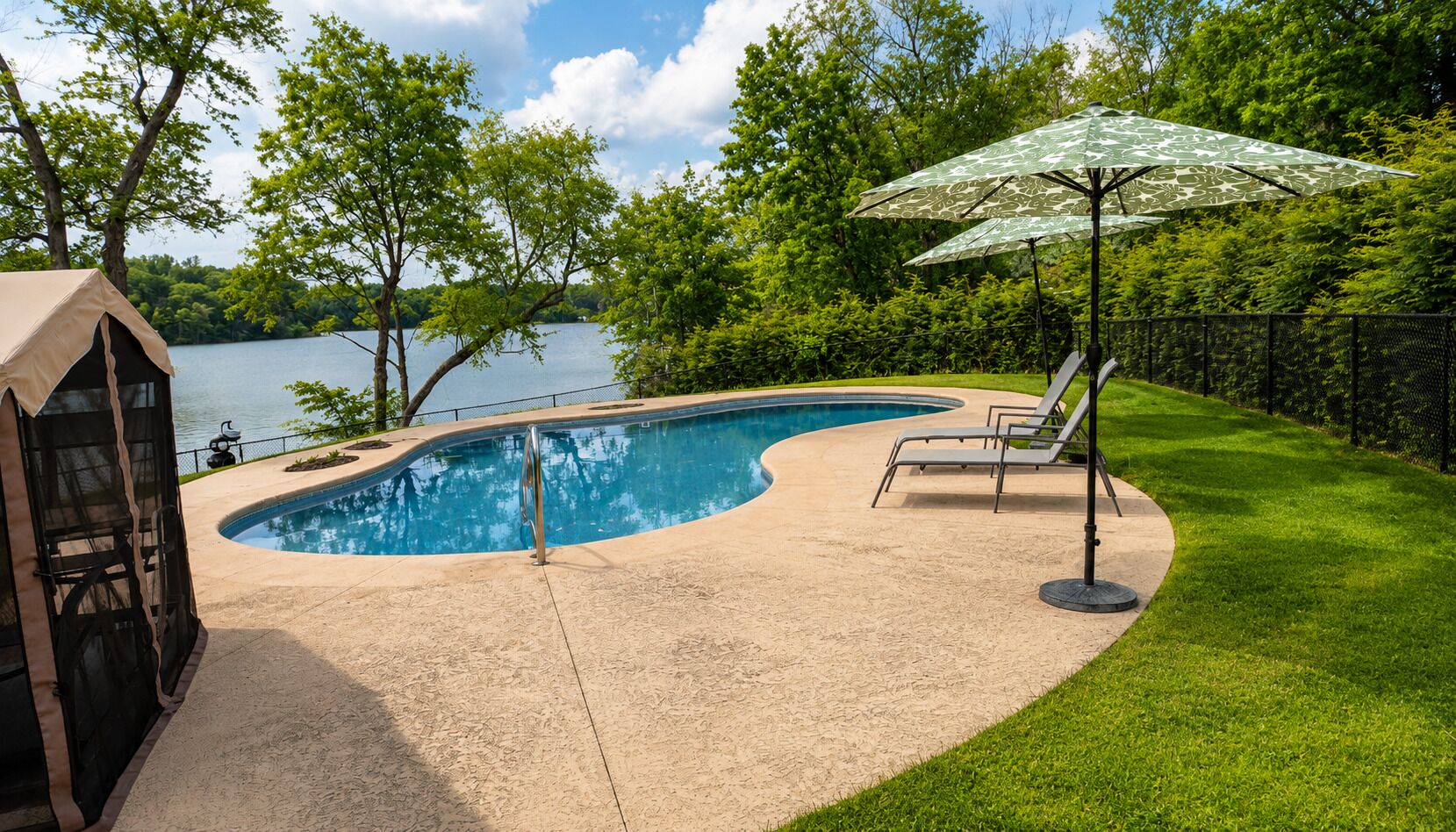 Una piscina al aire libre, una piscina climatizada