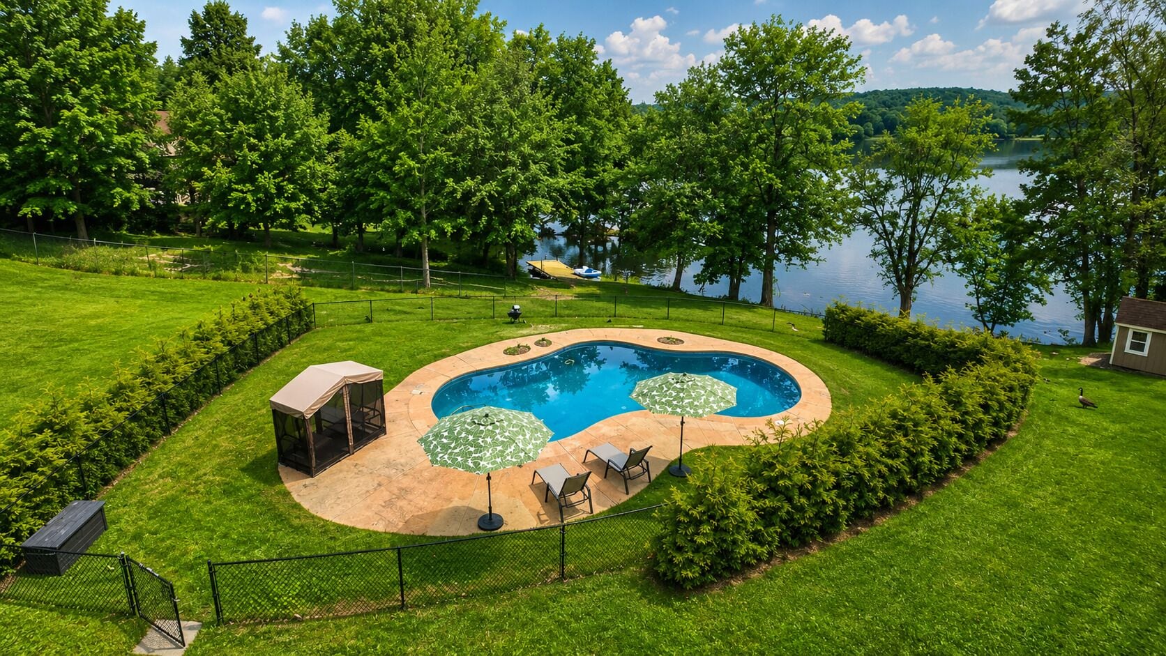 Una piscina al aire libre, una piscina climatizada