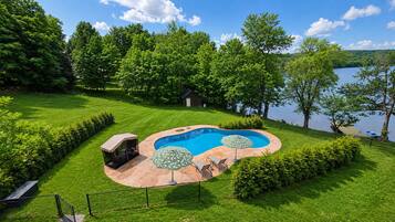 Outdoor pool, a heated pool