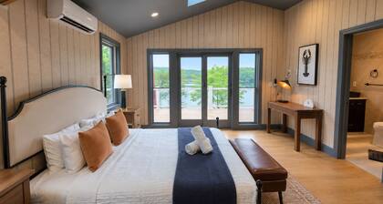 Lakefront Paradise Pool + Paddle Boats Sleeps 12