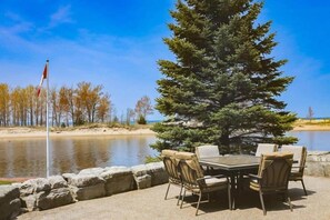 Outdoor dining - Garden House at Evergreen Resort in Wasaga Beach (Wasaga Beach)