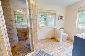 Bathroom - Monterra House on 1 acre in Blue Mountain (The Blue Mountains)