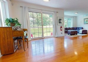 TV, fireplace - Monterra House on 1 acre in Blue Mountain (The Blue Mountains)