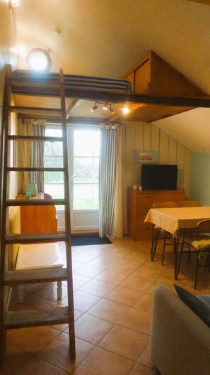 Living area - Studio on the road to the beaches Trégunc France (Trégunc)