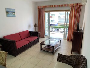 Living area - Apartment Sleeps 2 With Parking and Pool (Portimão)