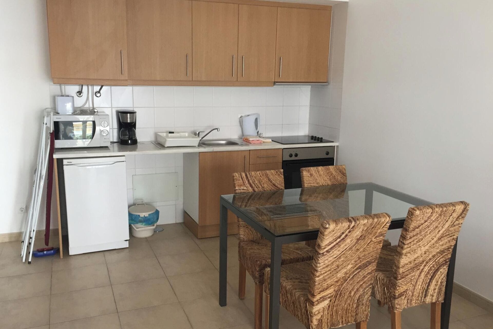Geladeira, micro-ondas, fogão, cooktop