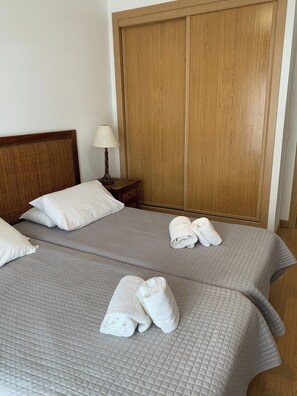 1 bedroom, free WiFi, bed sheets - Apartment Sleeps 2 With Parking and Pool (Portimão)