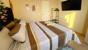 A bedroom with a bed, pillows, a TV, and artwork on the wall. - Perfect 3-bedroom apartment in enchanting Callao for your stay (Callao)