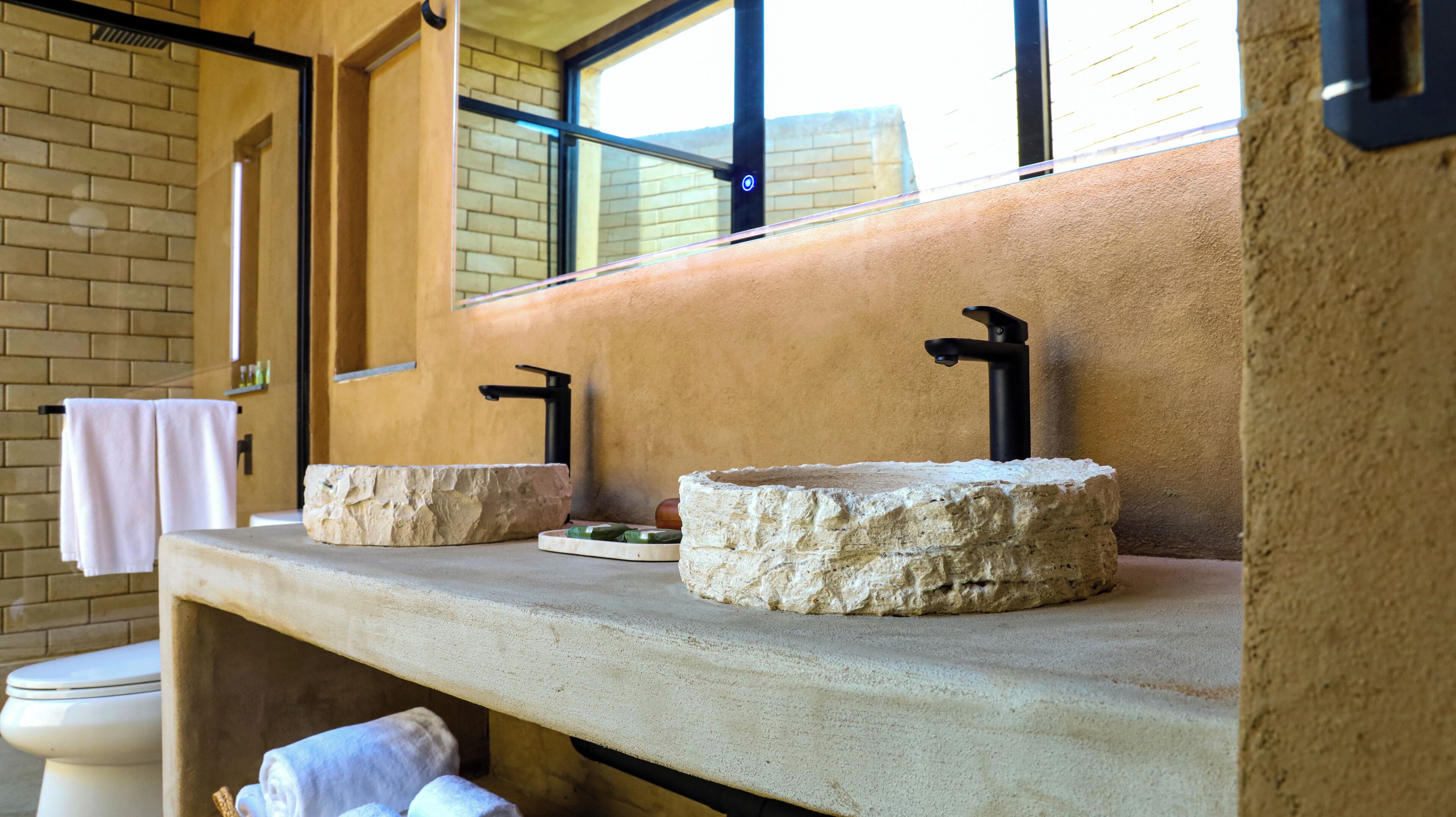 Standard-Doppelzimmer, Balkon, Bergblick | Badezimmer | Kostenlose Toilettenartikel, Haartrockner, Handtücher, Seife