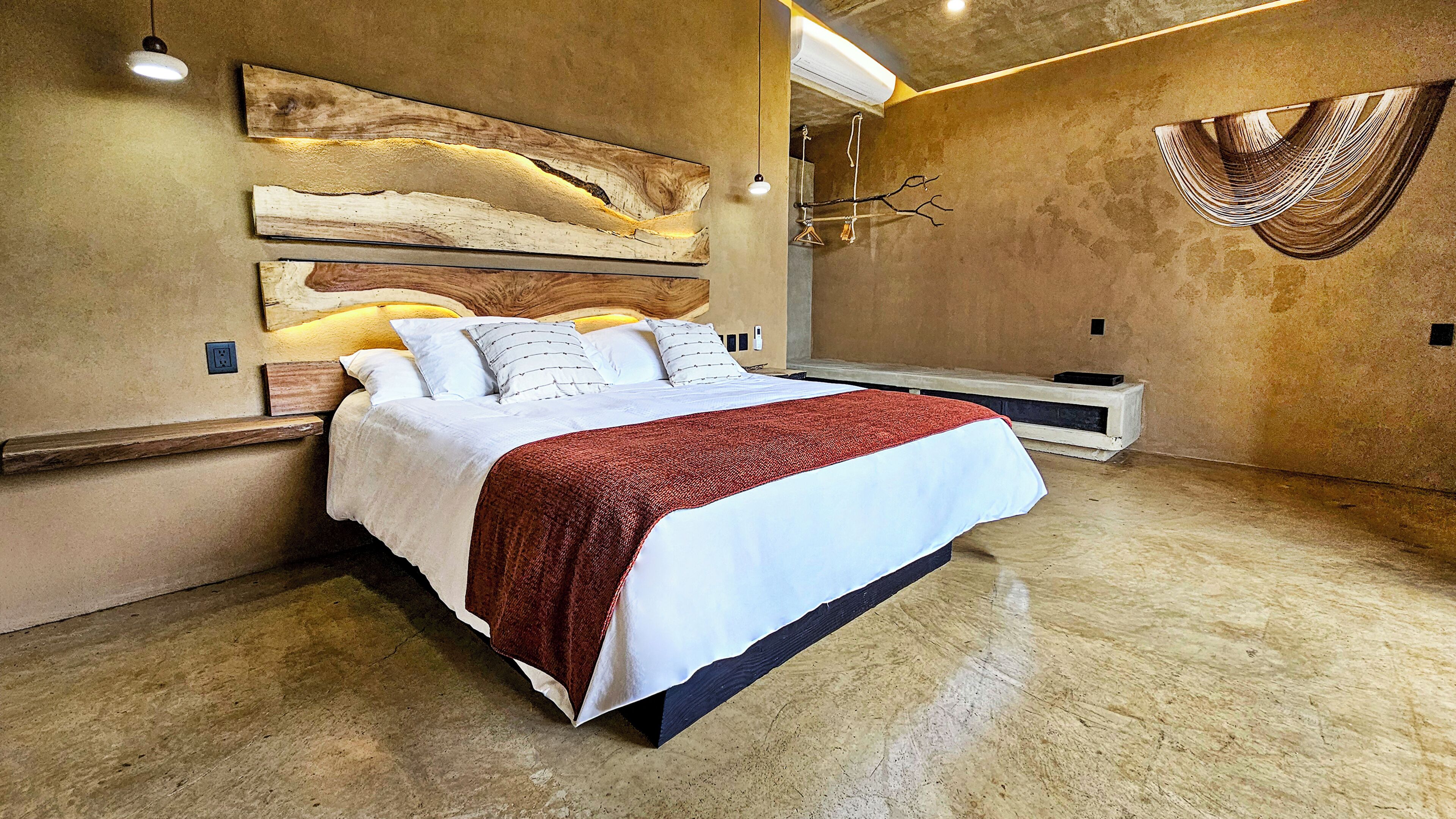 Standard Room | In-room safe, desk, blackout drapes, bed sheets