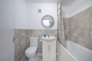 Shower, hair dryer, shampoo - Luxurious Studio With Balcony (London)