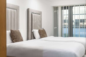 Iron/ironing board, WiFi, bed sheets, wheelchair access - Luxurious Three Bedroom With Balcony (London)