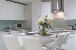 Fridge, microwave, oven, dishwasher - Luxurious Three Bedroom With Balcony (London)