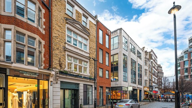 A street with shops, including a Rosa Clara store, and a cobblestone road. - Luxurious Three Bedroom With Balcony (London)