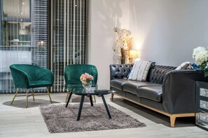 TV - Luxurious Three Bedroom With Balcony (London)