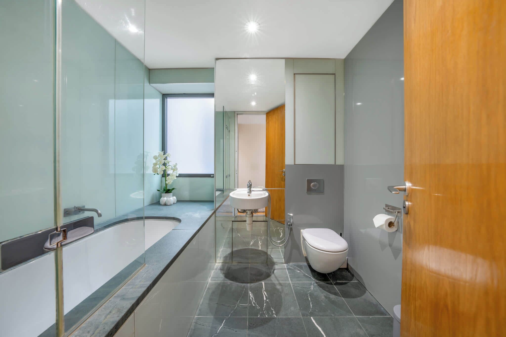 Douche, séchoir à cheveux, shampooing
