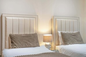 Iron/ironing board, WiFi, bed sheets, wheelchair access - Deluxe Two bedroom Apartment (London)