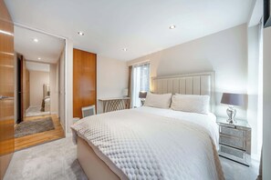 Iron/ironing board, WiFi, bed sheets, wheelchair access - Deluxe Two bedroom Apartment (London)