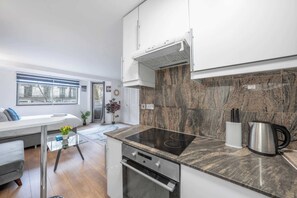 Kühlschrank, Mikrowelle, Herdplatte, Wasserkocher