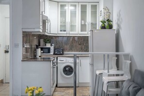 Kühlschrank, Mikrowelle, Herdplatte, Wasserkocher