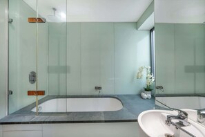 Doccia, asciugacapelli, shampoo