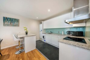 Fridge, microwave, oven, electric kettle - Stunning Two bedroom Apartment (London)