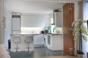 Fridge, microwave, dishwasher, coffee/tea maker - Luxurious Two Bedroom With balcony (London)