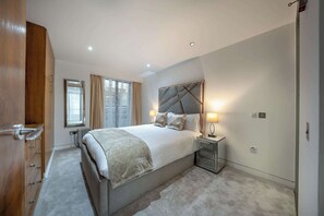 Iron/ironing board, WiFi, bed sheets, wheelchair access - Luxurious Two Bedroom With balcony (London)