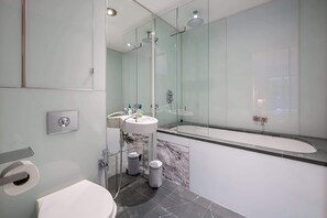 Shower, hair dryer, shampoo - Luxurious Two Bedroom With balcony (London)