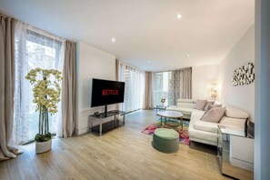 TV - Luxurious Two Bedroom With balcony (London)