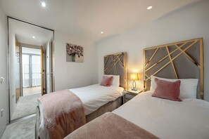 Iron/ironing board, WiFi, bed sheets, wheelchair access - Luxurious Two Bedroom With balcony (London)