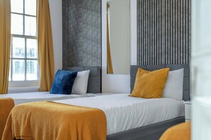 Iron/ironing board, WiFi, bed sheets - Luxurious Two Bedroom Two Bathroom (London)