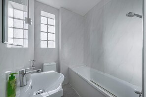 Shower, hair dryer, shampoo - Luxurious Two Bedroom Two Bathroom (London)