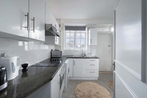 Fridge, microwave, oven, dishwasher - Luxurious Two Bedroom Two Bathroom (London)