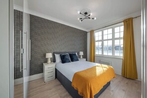 Tabla de planchar con plancha, wifi y ropa de cama 