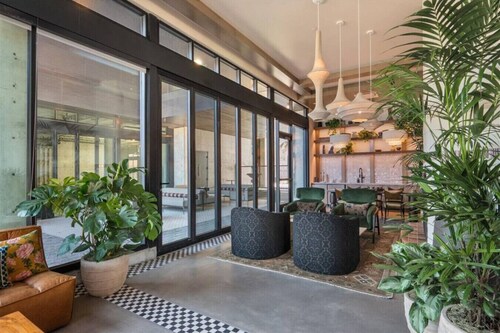 Elevated Stay!Top floor! Kg bd|Pool|HotTub|Gym|Pkg
