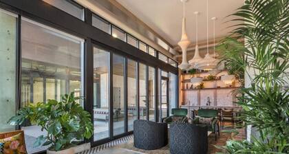 Elevated Stay!Top floor! Kg bd|Pool|HotTub|Gym|Pkg