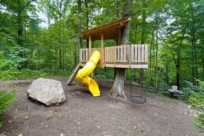 Children’s area - Whimsical Cabin! Hottub, Arcade, Treehouse (South Bloomingville)