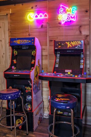 Games room - Whimsical Cabin! Hottub, Arcade, Treehouse (South Bloomingville)