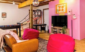 Televisio, videopelejä, pöytäjalkapallopöytä