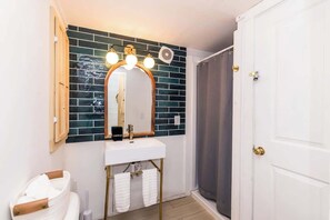 Shower, towels, shampoo