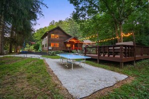 Outdoor dining - Colorful Cabin- Fun & Games, Pickleball, Hot Tub (South Bloomingville)