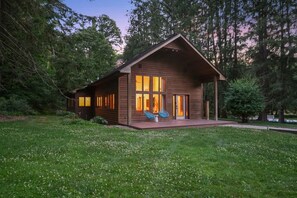 Exterior - Colorful Cabin- Fun & Games, Pickleball, Hot Tub (South Bloomingville)