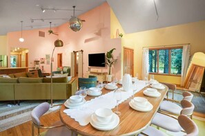 Dining - Colorful Cabin- Fun & Games, Pickleball, Hot Tub (South Bloomingville)