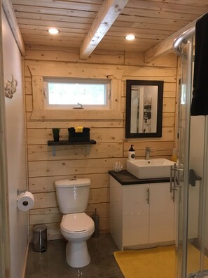 Le Gaston - Family-friendly cabin in the countryside with a private hot tub | Bathroom | Shower, hair dryer, towels, soap - Cabananse (L'Anse-Saint-Jean)