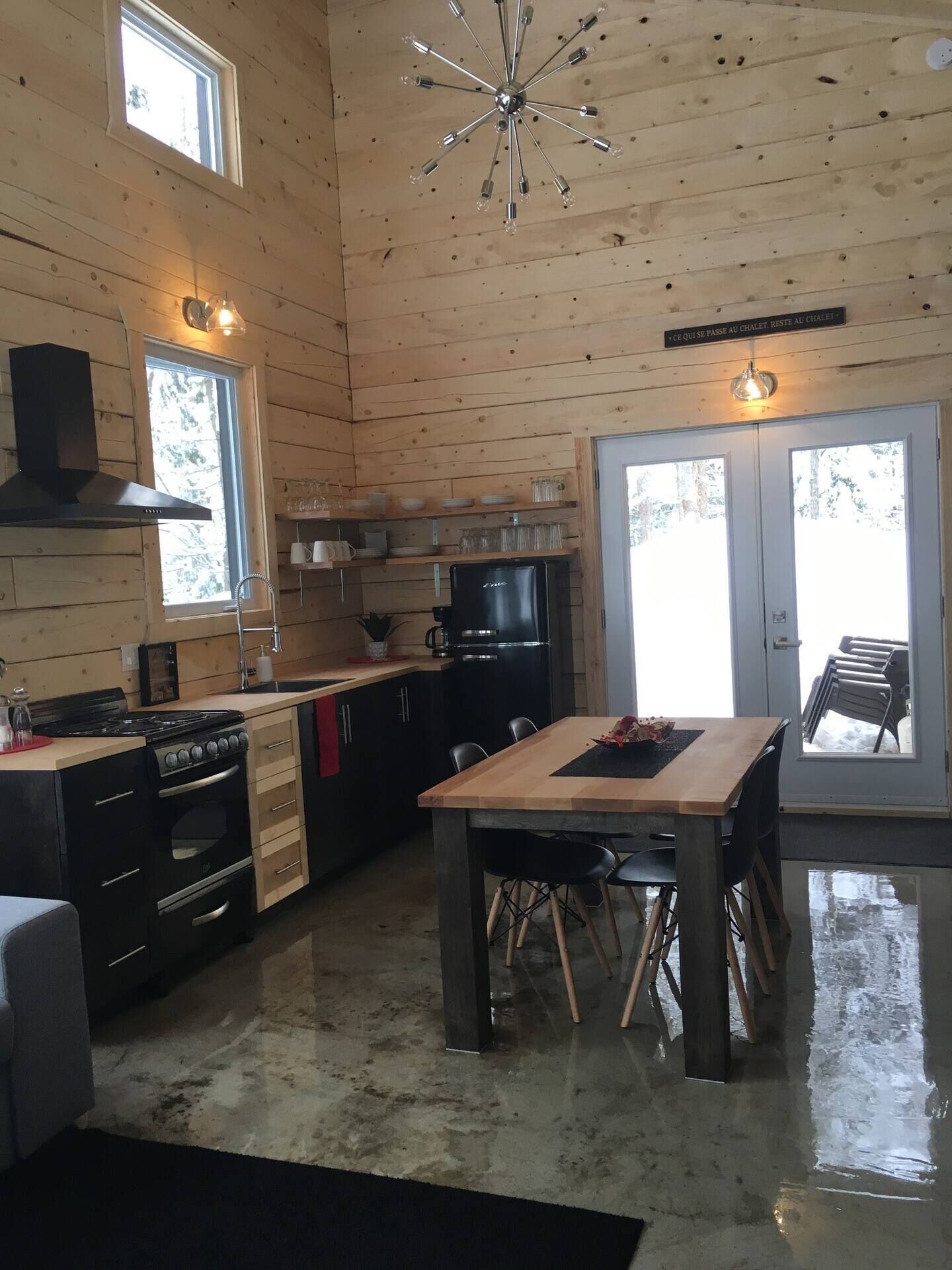 Le Gaston - Family-friendly cabin in the countryside with a private hot tub | Private kitchen | High chair